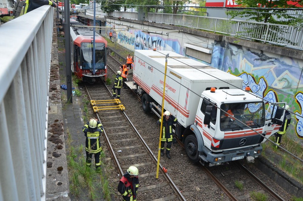 Unfall zwischen zwei KVB Bahnen Koeln Hoehenhaus Im Weidenbruch P257.JPG